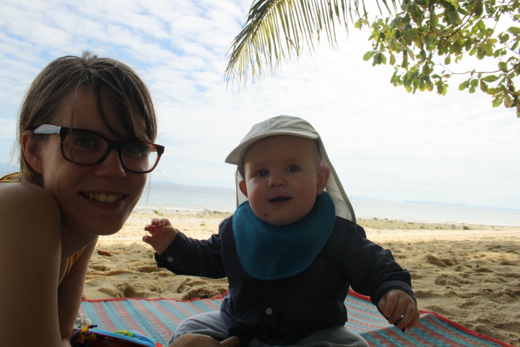 Magne på stranden i Thailand