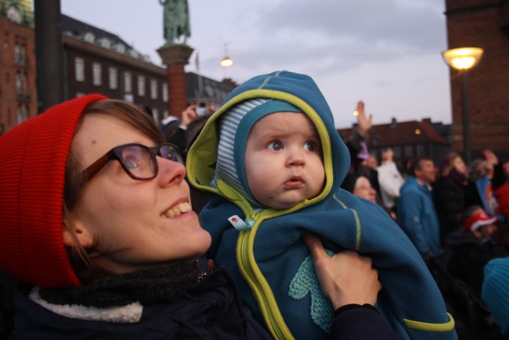 Baby Magne kigger på juletræ