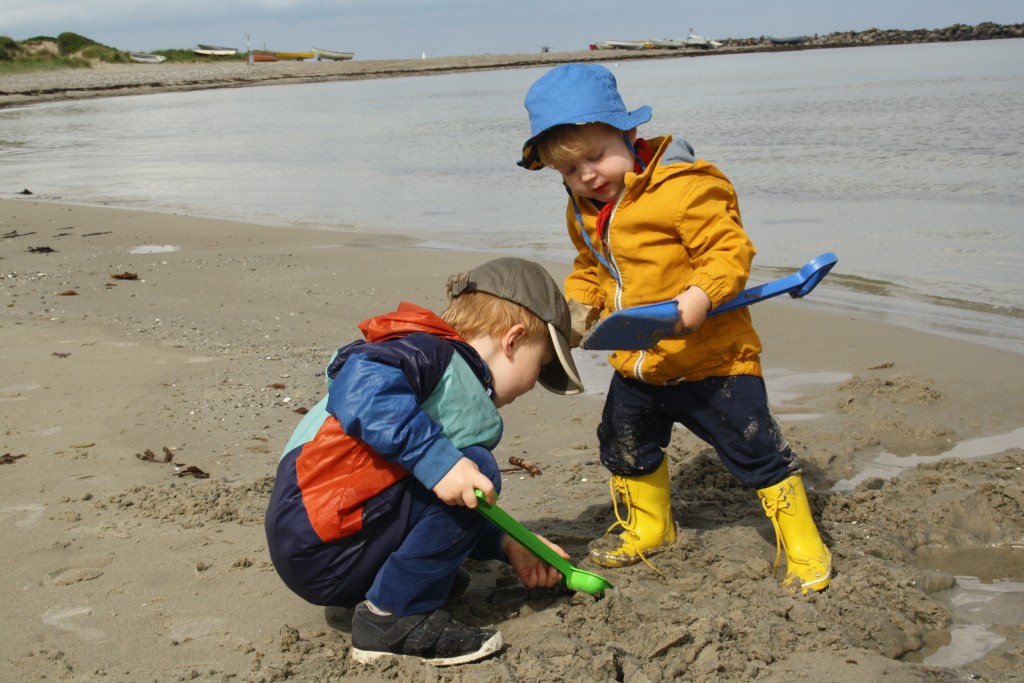 Magne og Valdemar graver på stranden