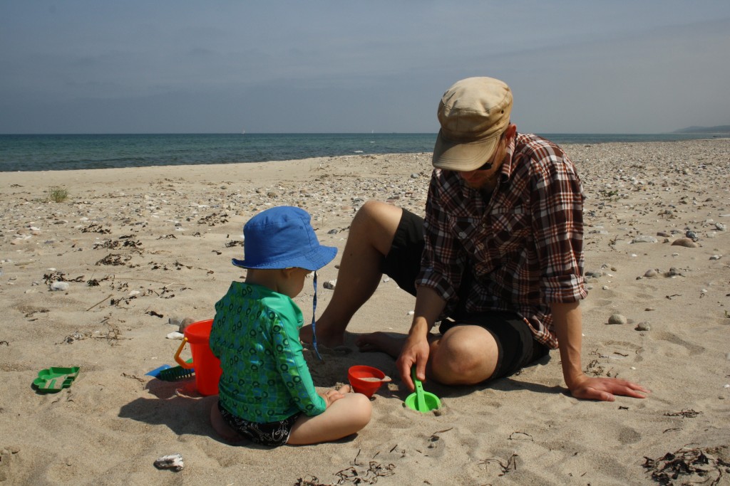 Magne og far på stranden