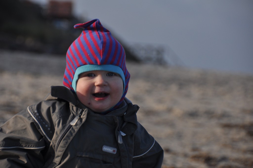 Glade Magne på stranden efterårsferie