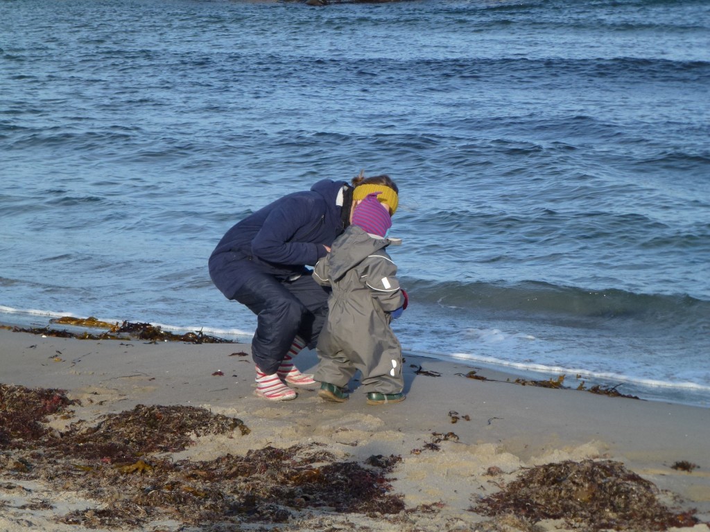 Mor og Magne på stranden efterårsferie