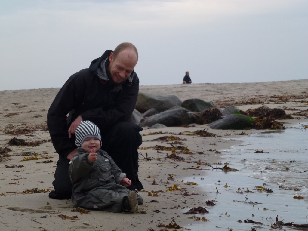 Magne og far på stranden efterårsferie