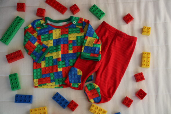 Babysæt med Lego-motiv – og brug af små stofrester